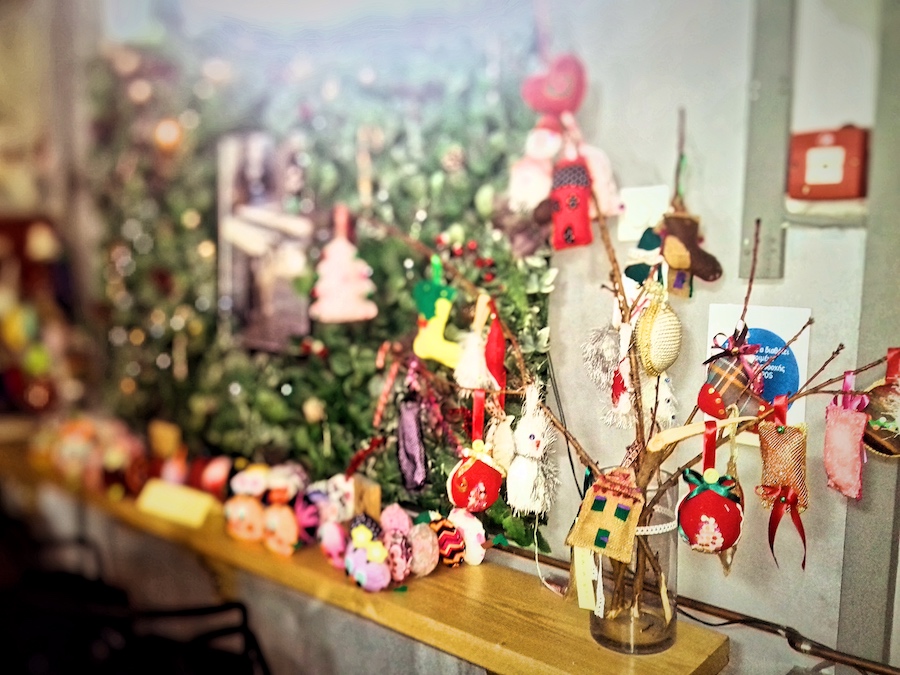 Κατασκευή "κισί" από γυναίκες Ρομά σε εργαστήριο ανοικτό για όλους σε κατάστημα στο κέντρο του Βόλου από το Παράρτημα Ρομά Αλιβερίου (ΕΣΠΑ 2014-'20)