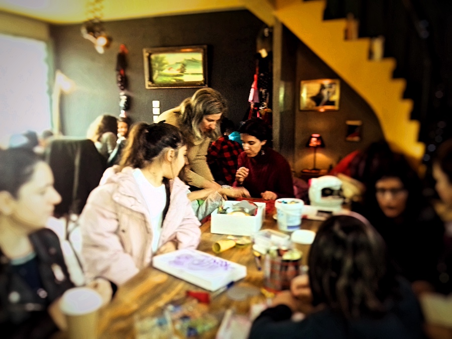 Κατασκευή "κισί" από γυναίκες Ρομά σε εργαστήριο ανοικτό για όλους σε κατάστημα στο κέντρο του Βόλου από το Παράρτημα Ρομά Αλιβερίου (ΕΣΠΑ 2014-'20)