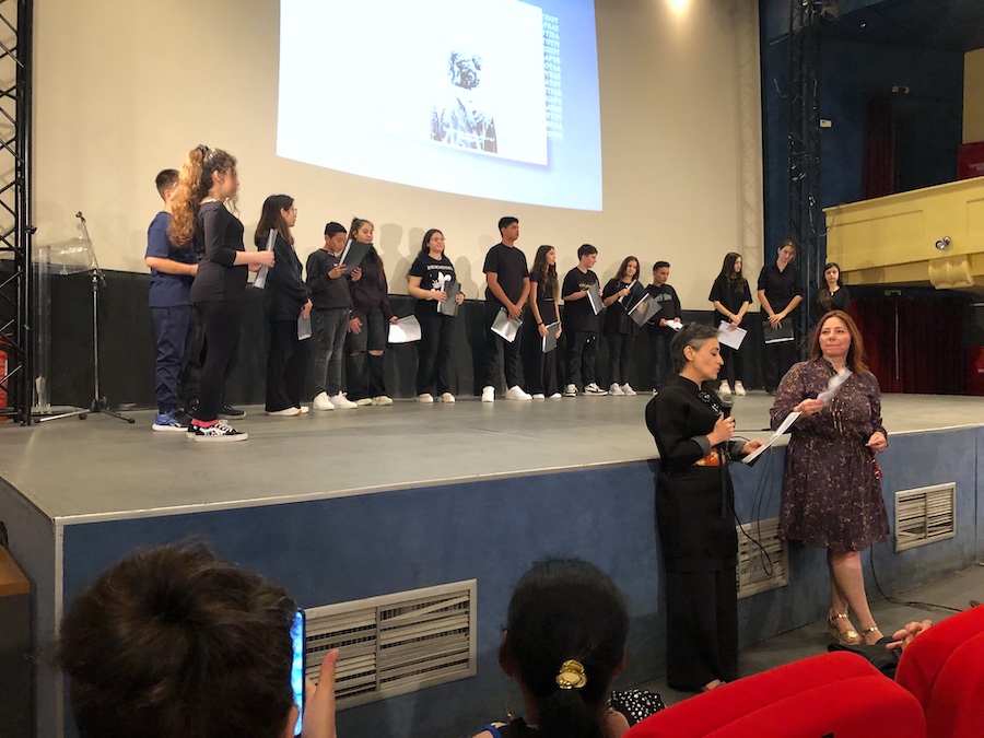 Παράσταση "ROMALAND" στο Αχίλειο σε συνεργασία του Ιδρύματος Ωνάση και του Παραρτήματος Ρομά Αλιβερίου (ΕΣΠΑ 2021-'27)