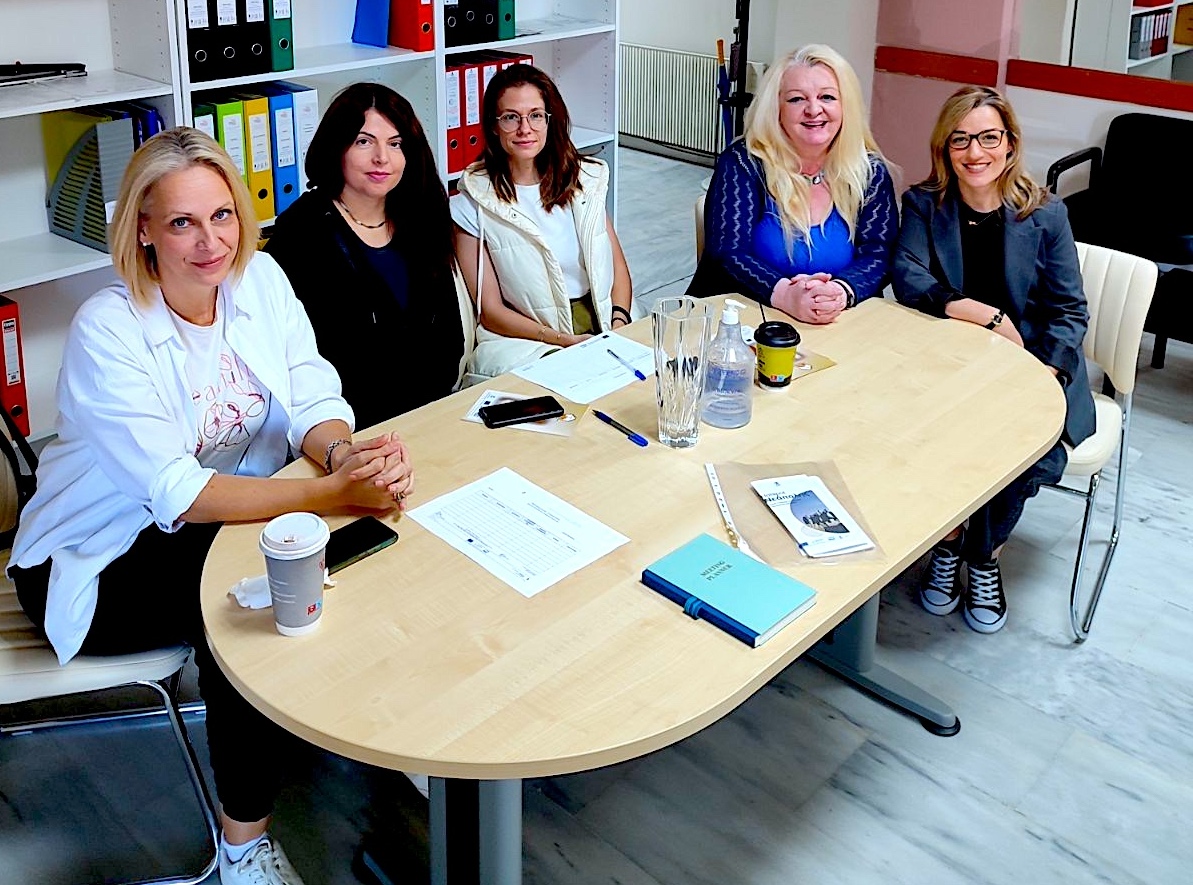 Στελέχη του Ξενώνα Γυναικών Θυμάτων Βίας του Δήμου Βόλου, με την δομή Α' Υποδοχής προνοιακών αιτημάτων Hotspot Νέαπολης του Δήμου Βόλου